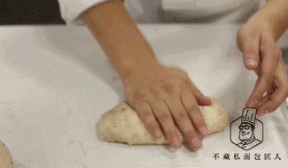 如果妈妈要拿你的面包拜神,你给还是不给?