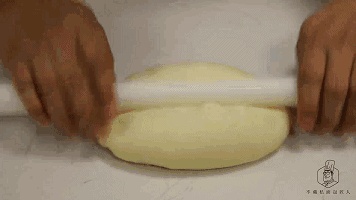怎么为圆圈面包注入馅料?这个手法必须学