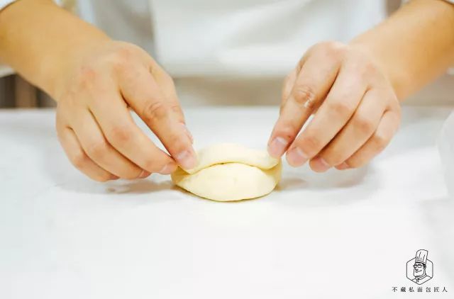 小白还在苦恼做什么面包好入门?这个黄油卷最好不过