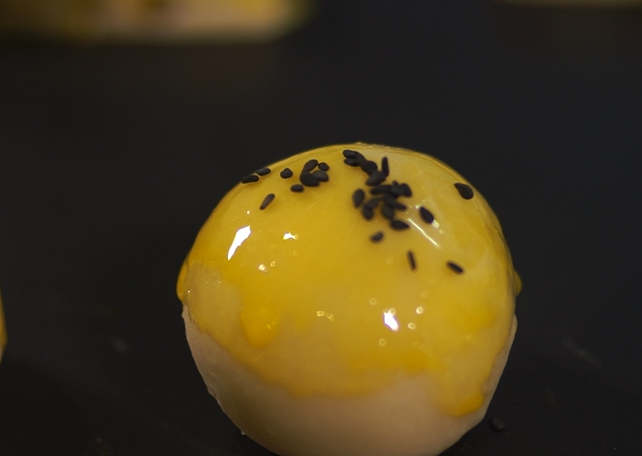 【自制网红蛋黄酥的做法步骤图，怎么做好吃】在美食中寻开心-制作