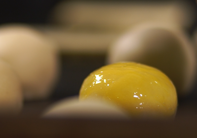 【自制网红蛋黄酥的做法步骤图，怎么做好吃】在美食中寻开心-制作