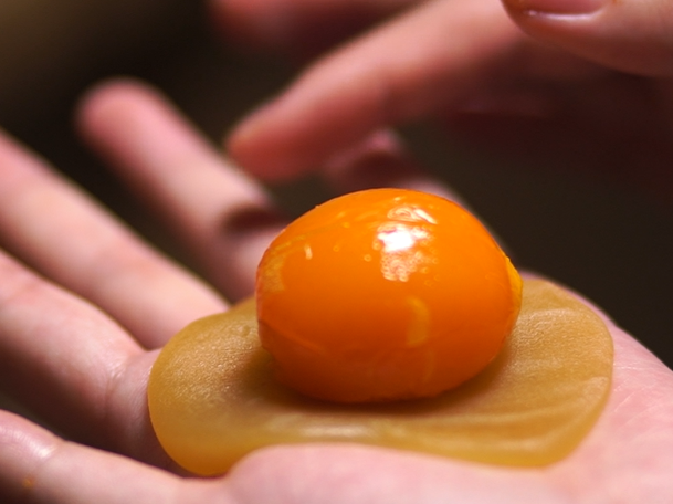 【自制网红蛋黄酥的做法步骤图，怎么做好吃】在美食中寻开心-制作