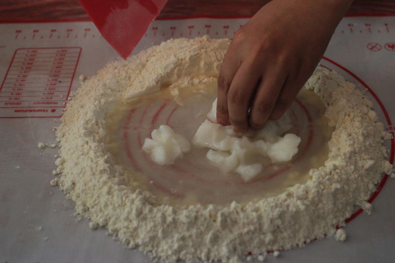 【鲜肉月饼的做法步骤图，鲜肉月饼怎么做好吃】一只梨花压海棠-制作