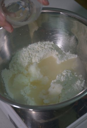 【自制网红蛋黄酥的做法步骤图，怎么做好吃】在美食中寻开心-制作