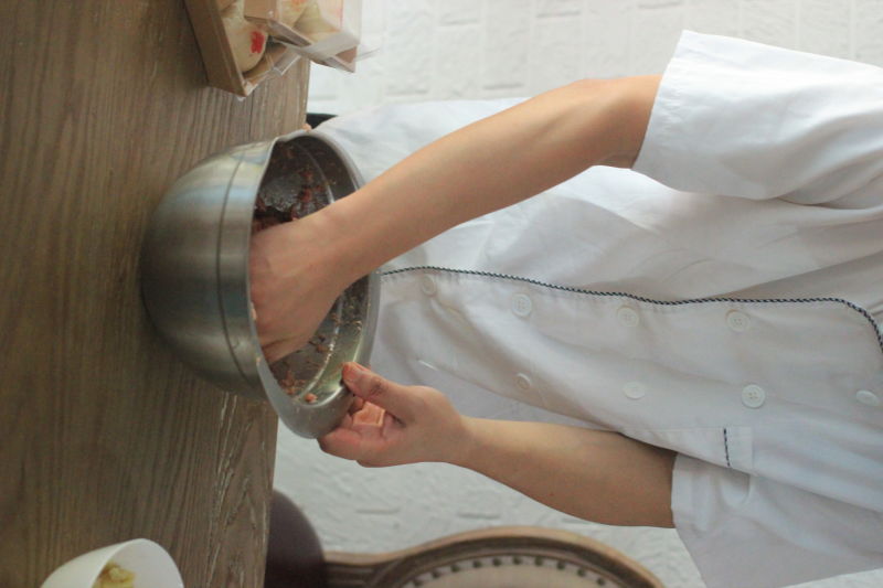 【鲜肉月饼的做法步骤图，鲜肉月饼怎么做好吃】一只梨花压海棠-制作