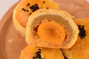 【自制网红蛋黄酥的做法步骤图，怎么做好吃】在美食中寻开心-制作