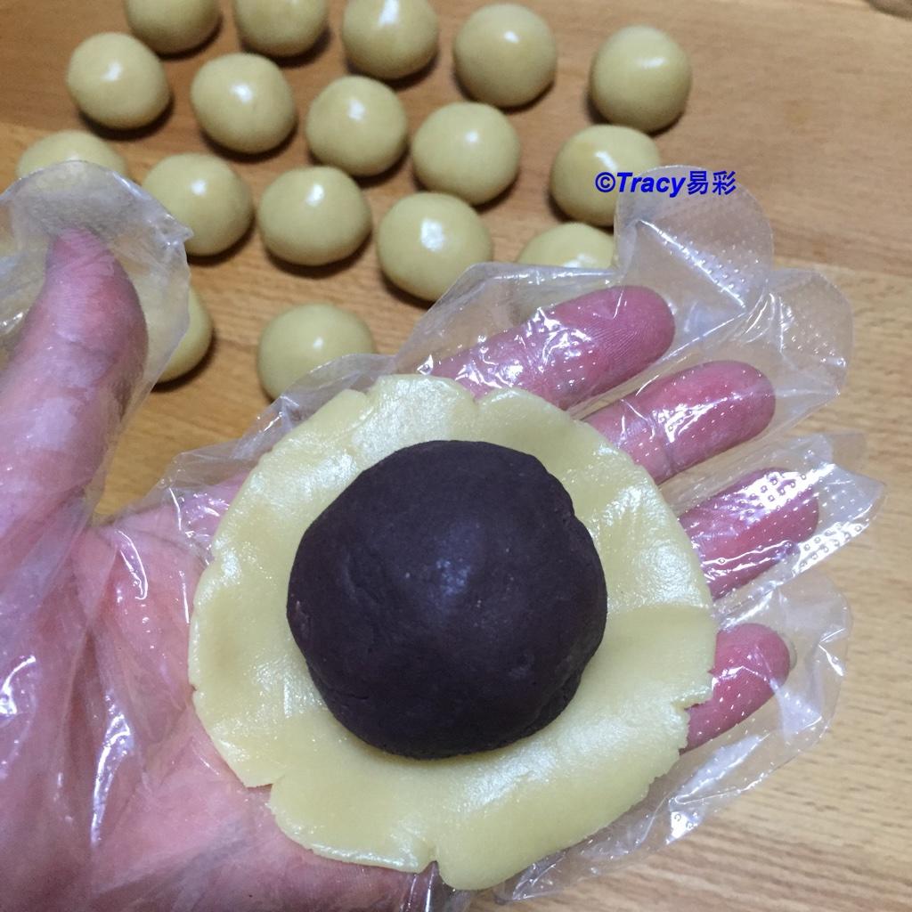 【广式月饼－－蛋黄豆沙月饼的做法步骤图】Tracy易彩-制作