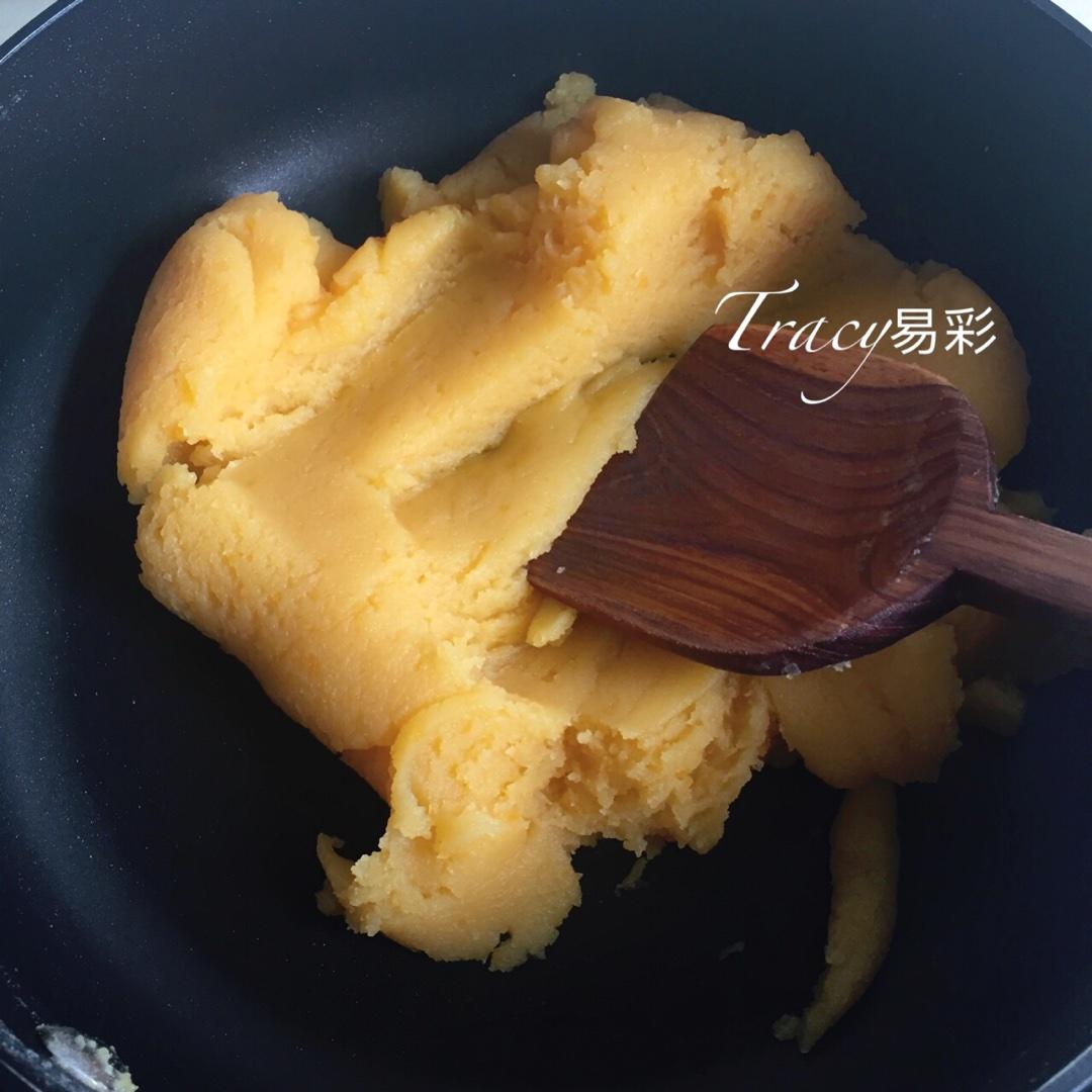【金沙奶黄月饼的做法步骤图，怎么做好吃】Tracy易彩-制作