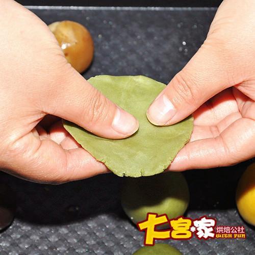 【桃山皮月饼的做法步骤图，桃山皮月饼怎么做好吃】大宫家烘焙公社-制作