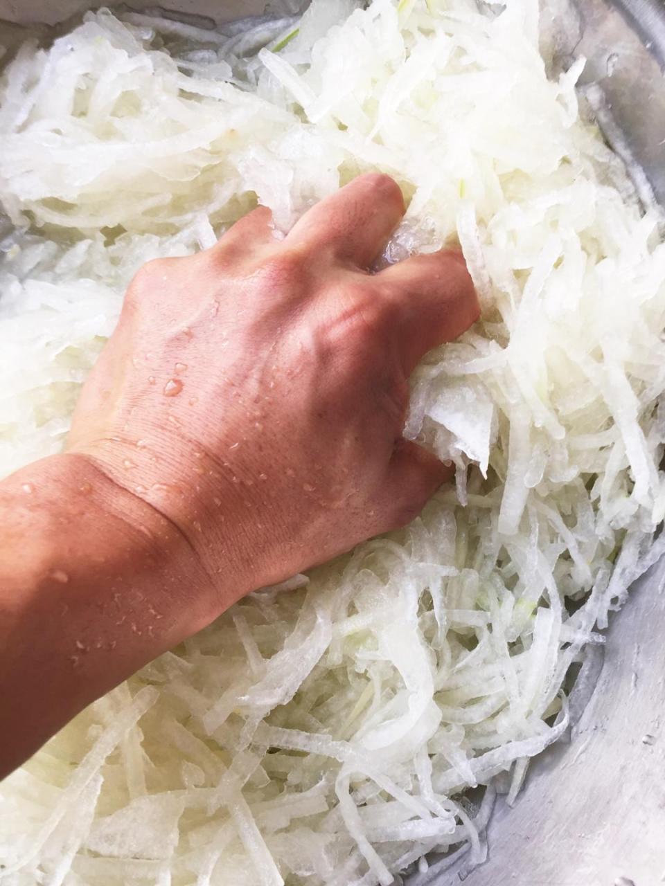 【广式月饼—蛋黄冬翅月饼的做法步骤图】泳歌-制作