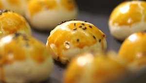 【自制网红蛋黄酥的做法步骤图，怎么做好吃】在美食中寻开心-制作