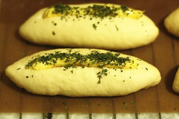 【蒜香餐包的做法步骤图，蒜香餐包怎么做好吃】0夏天0-制作