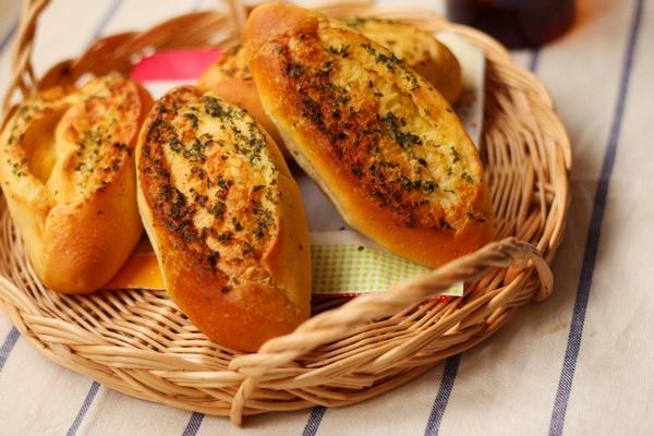 【蒜香餐包的做法步骤图，蒜香餐包怎么做好吃】0夏天0-制作