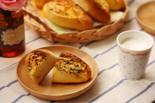 【蒜香餐包的做法步骤图，蒜香餐包怎么做好吃】0夏天0-制作