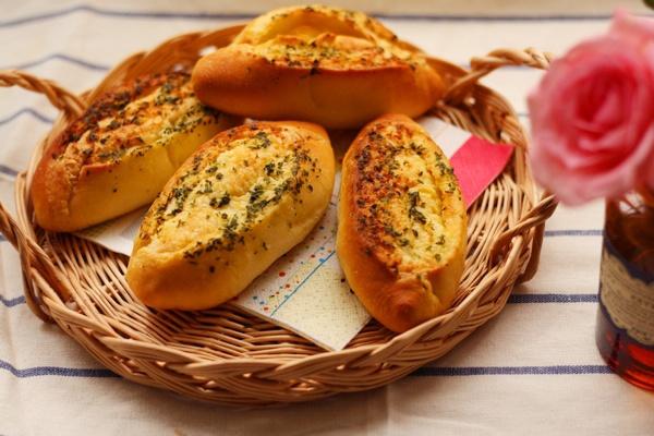 【蒜香餐包的做法步骤图，蒜香餐包怎么做好吃】0夏天0-制作