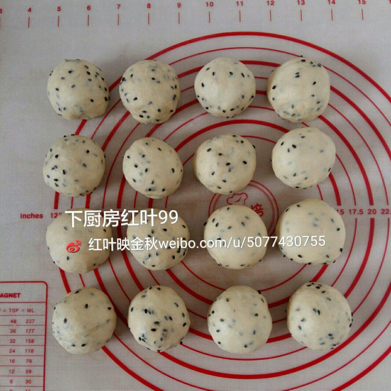 【黑芝麻营养餐包(软妹子)的做法步骤图】红叶99-制作