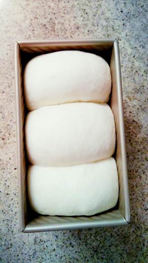 【酸奶吐司（超柔软、保湿、拉丝）的做法步骤图】浪漫春天-制作