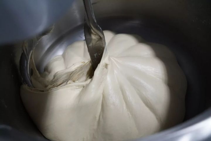 怎样揉出大师级的面团?「最佳搅拌速度」如何揉面光滑?如何揉面团出膜?