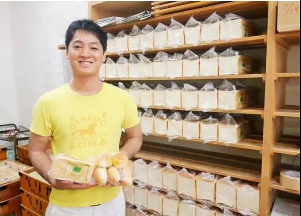 这家面包店开业74年从未出新品,传承4代经久不衰的理由是...