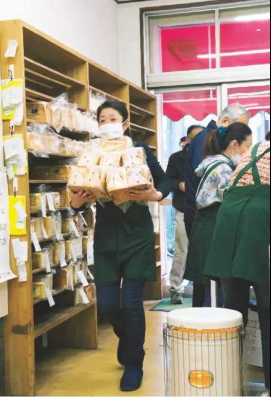 这家面包店开业74年从未出新品,传承4代经久不衰的理由是...