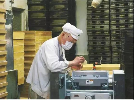 这家面包店开业74年从未出新品,传承4代经久不衰的理由是...