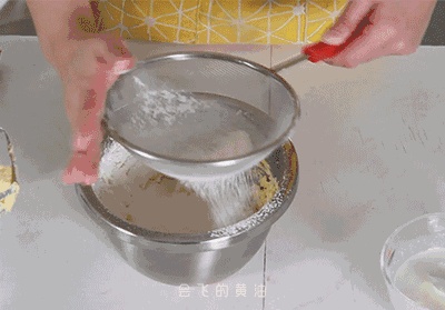 只靠一个5分钟视频,你就学会做红丝绒花纹磅蛋糕!