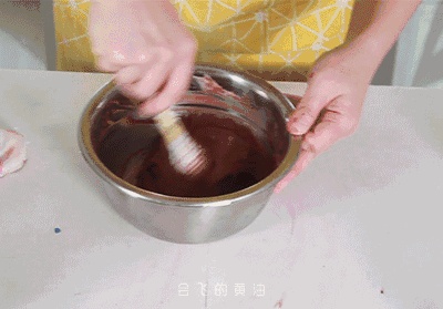 只靠一个5分钟视频,你就学会做红丝绒花纹磅蛋糕!