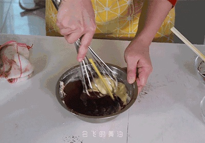 只靠一个5分钟视频,你就学会做红丝绒花纹磅蛋糕!