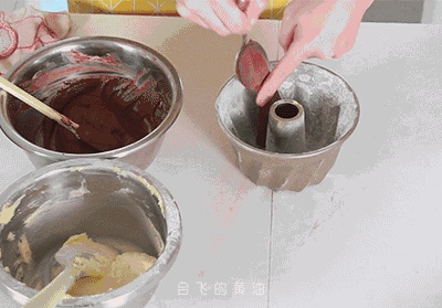只靠一个5分钟视频,你就学会做红丝绒花纹磅蛋糕!
