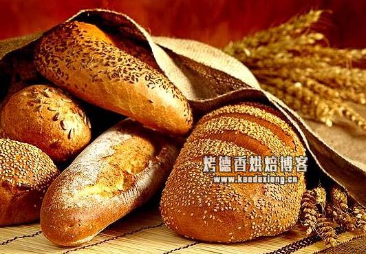 制作面包时，按照食谱的烘焙时间和温度，烤出来面包成品却不上色（颜色过深）？