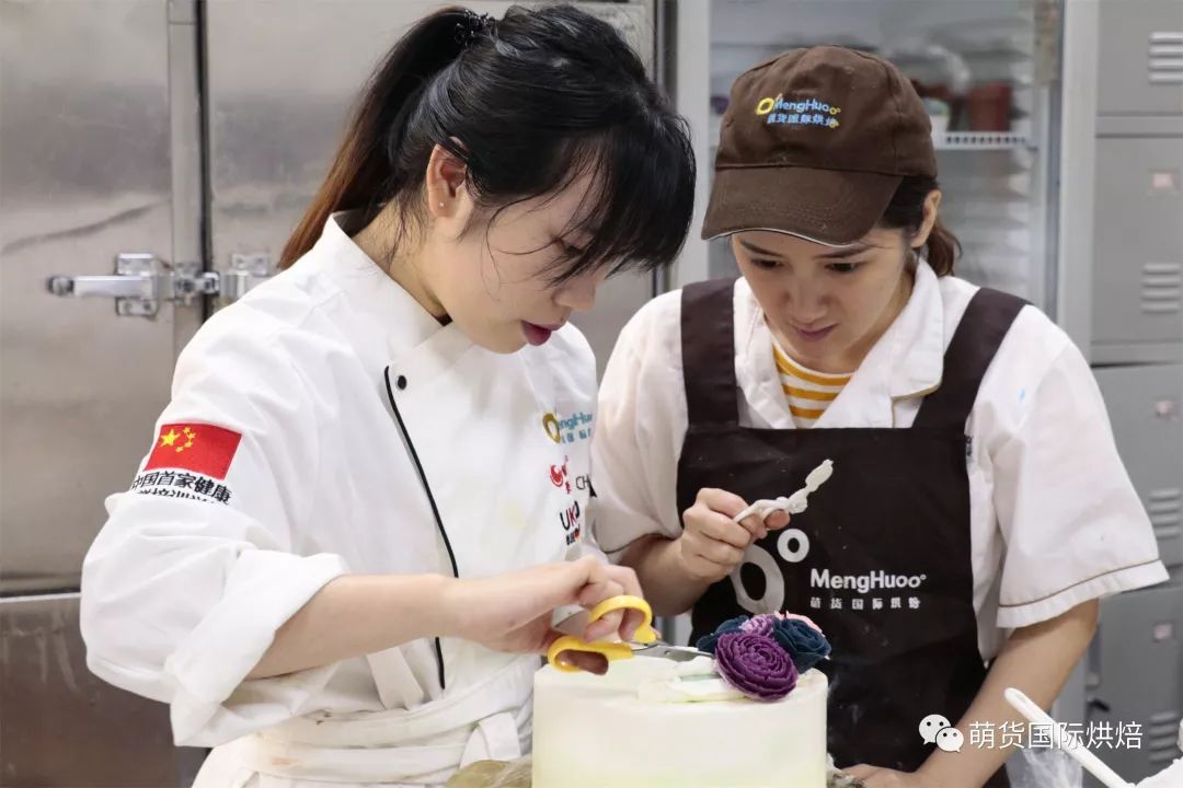 女生做烘焙学徒很累吗?去做烘焙学徒是一种怎样的体验?看了我都不敢当学徒了!!