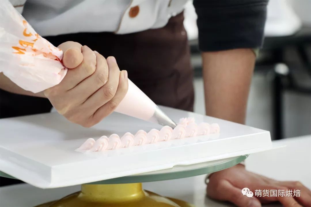 女生做烘焙学徒很累吗?去做烘焙学徒是一种怎样的体验?看了我都不敢当学徒了!!