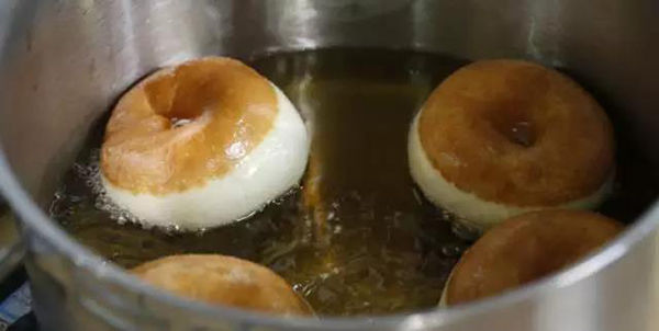 如何让甜甜圈的热量更低一点?你得这么油炸!