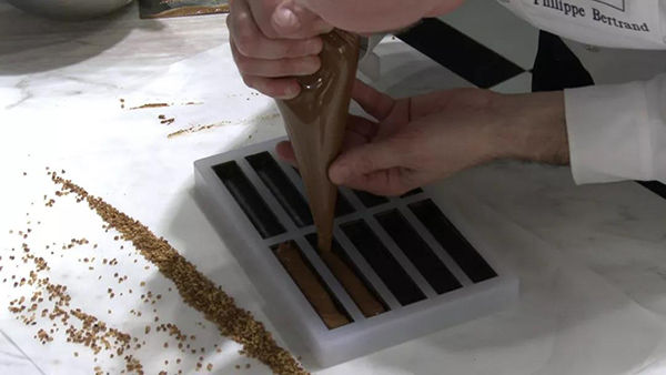吃一根酷似香烟的巧克力是什么体验?