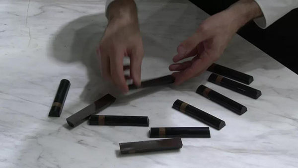 吃一根酷似香烟的巧克力是什么体验?