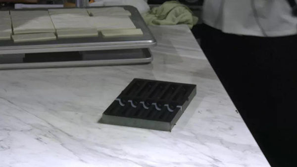 吃一根酷似香烟的巧克力是什么体验?