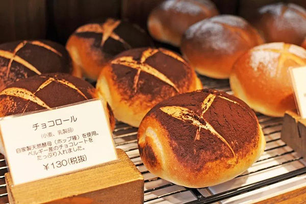 这家夫妻店怎么做到让顾客情愿提前一个月预定一片面包?