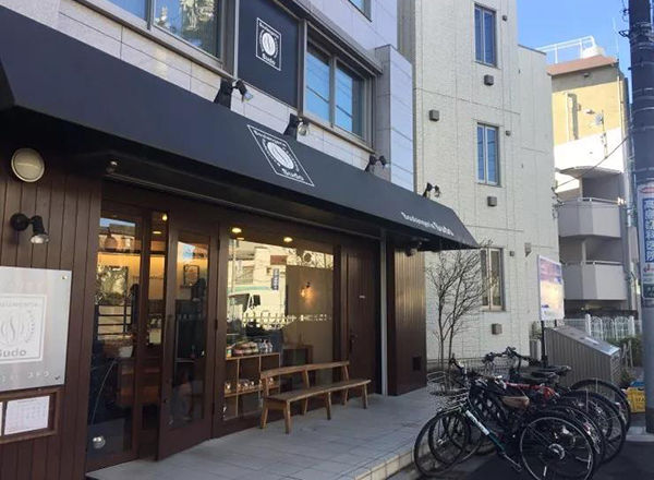 这家夫妻店怎么做到让顾客情愿提前一个月预定一片面包?