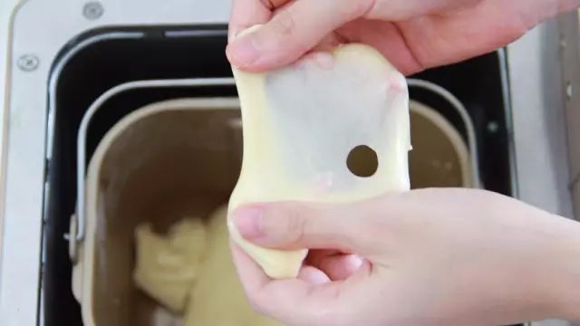 高筋面粉和低筋面粉有什么区别?我们用吐司来做了一次对比实验。