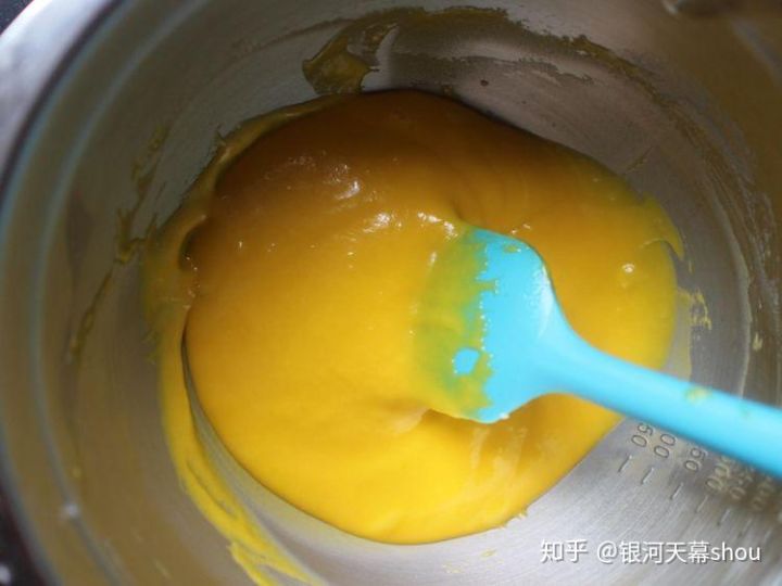 你做的蛋糕不松软硬梆梆,那是因为最后一步做错了