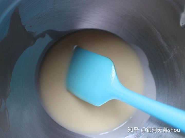 你做的蛋糕不松软硬梆梆,那是因为最后一步做错了