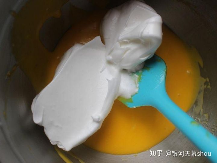 你做的蛋糕不松软硬梆梆,那是因为最后一步做错了