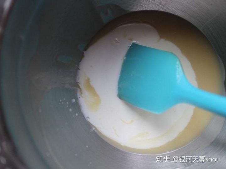 你做的蛋糕不松软硬梆梆,那是因为最后一步做错了