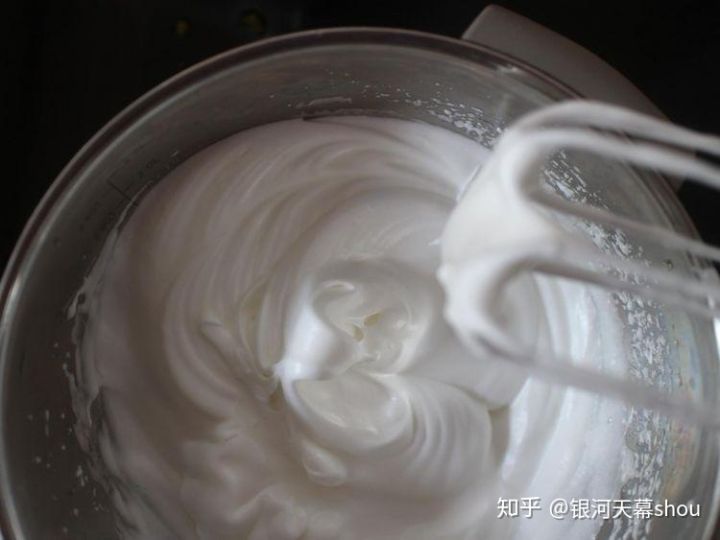 你做的蛋糕不松软硬梆梆,那是因为最后一步做错了
