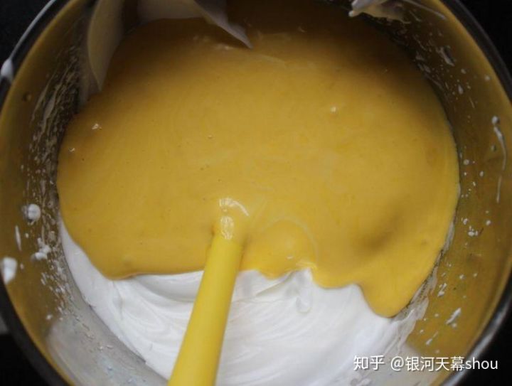 你做的蛋糕不松软硬梆梆,那是因为最后一步做错了