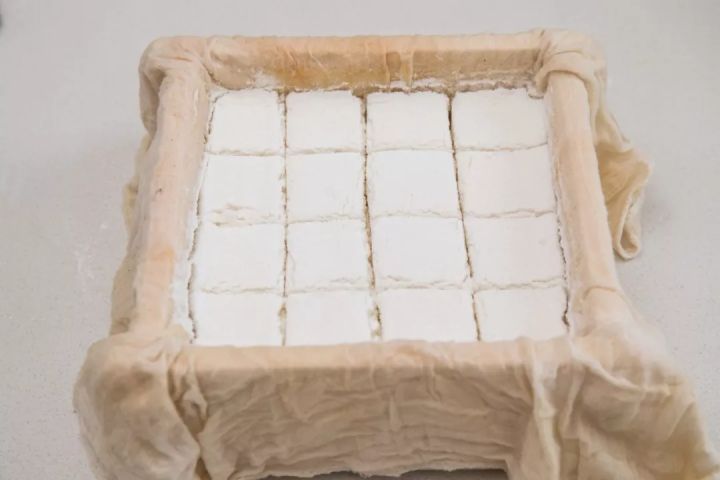 夏天适合品尝的糕点——桂花蒸米糕,又叫雪蒸糕,名字听起来就很清爽。