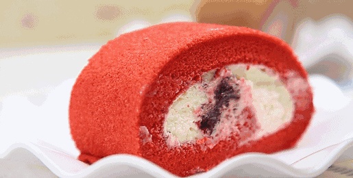 这个小姐姐做的蛋糕卷美到哭！蛋糕卷上的艺术与故事?