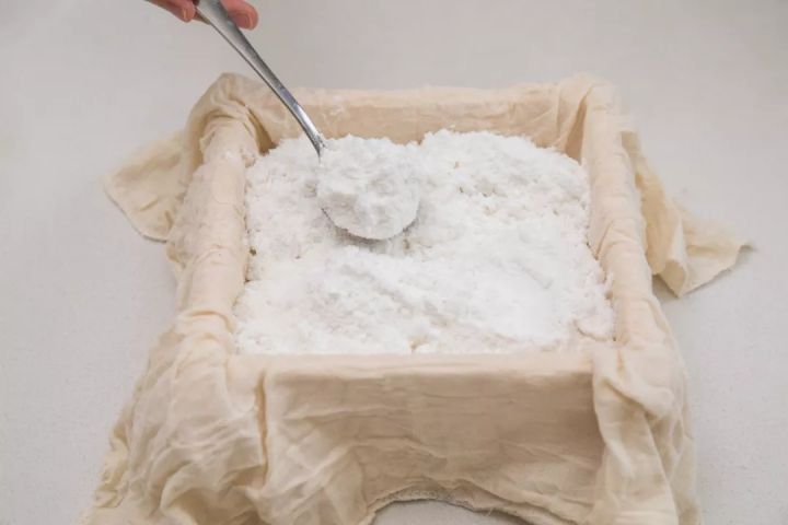 夏天适合品尝的糕点——桂花蒸米糕,又叫雪蒸糕,名字听起来就很清爽。