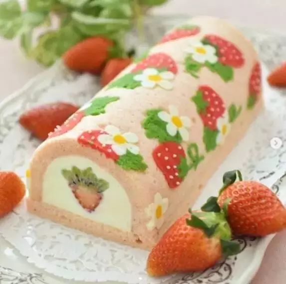 这个小姐姐做的蛋糕卷美到哭！蛋糕卷上的艺术与故事?