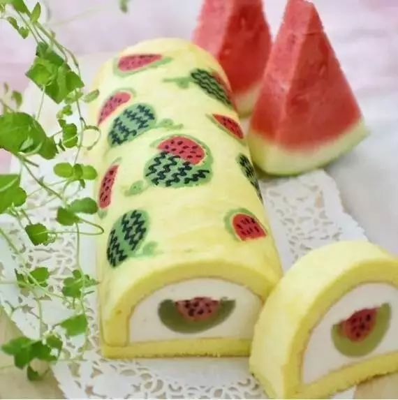 这个小姐姐做的蛋糕卷美到哭！蛋糕卷上的艺术与故事?